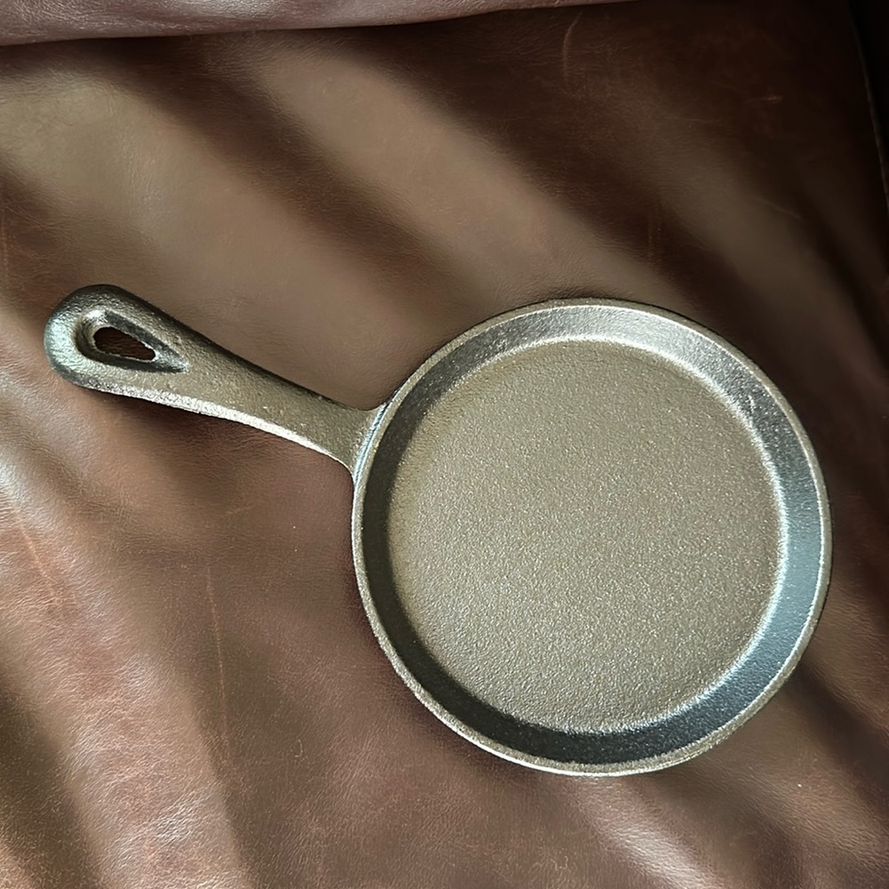 NWOT Galerie Cast Iron 5 Inch Pan